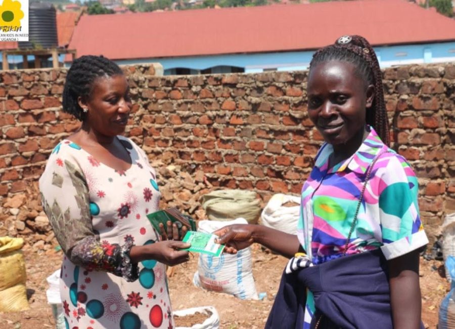 Afrikin in Buikwe, Oeganda: vorming & aanleg van een modeltuin! 735317507_1027074279704258_5842120255038588056_n