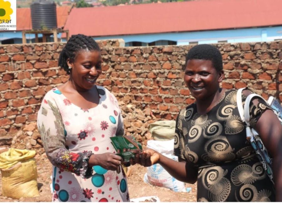 Afrikin in Buikwe, Oeganda: vorming & aanleg van een modeltuin! 735525379_1027074356370917_5504348924909495733_n