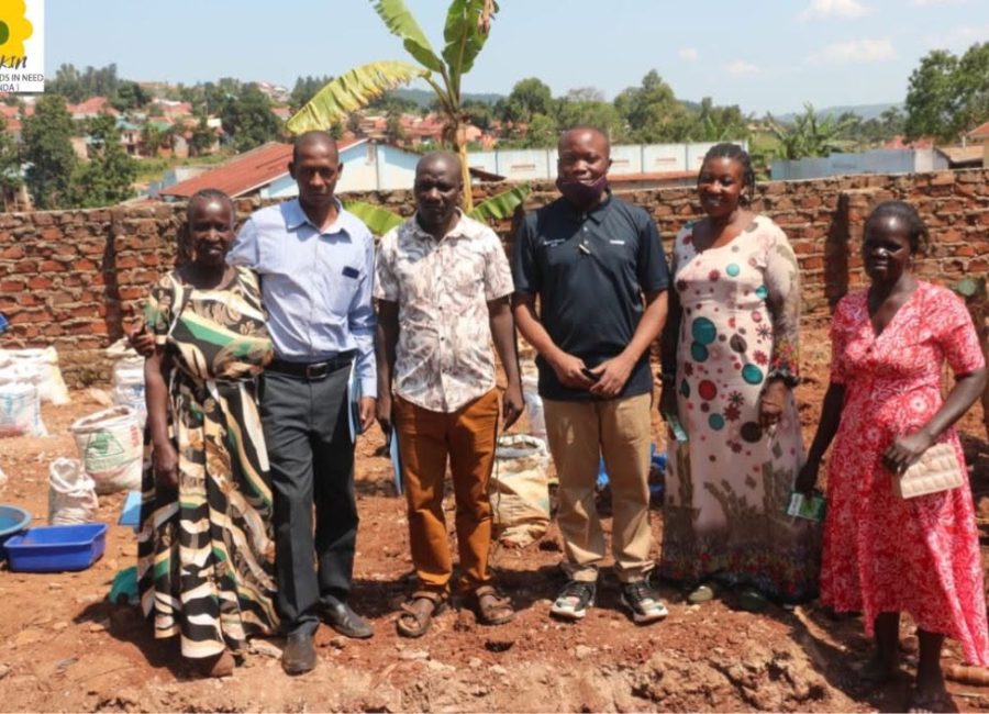 Afrikin in Buikwe, Oeganda: vorming & aanleg van een modeltuin! 735687614_1027074406370912_8671155470953316286_n