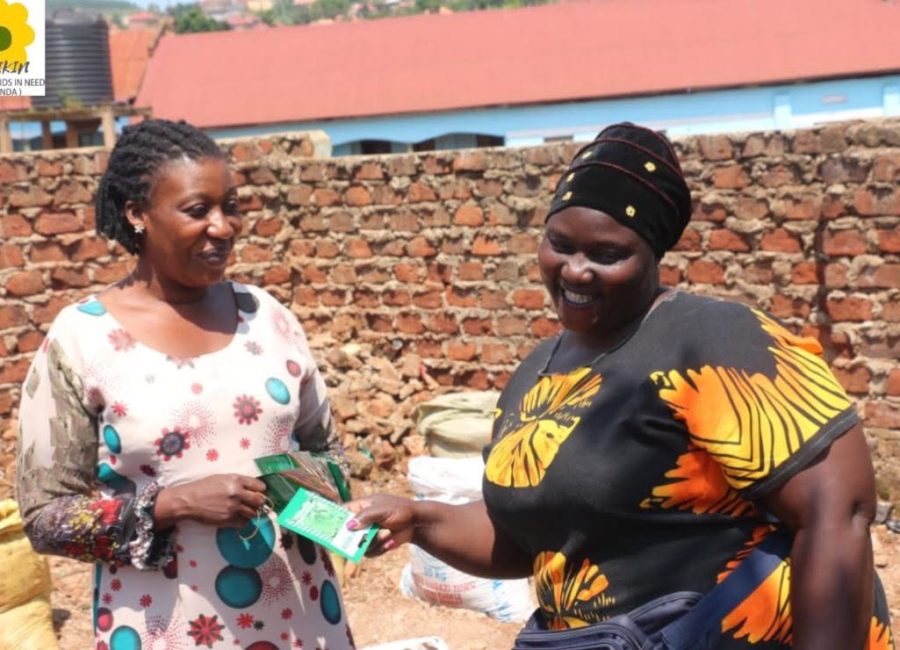 Afrikin in Buikwe, Oeganda: vorming & aanleg van een modeltuin! 736020147_1027074333037586_3862662887284054157_n