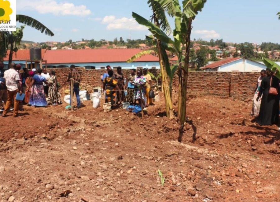 Afrikin in Buikwe, Oeganda: vorming & aanleg van een modeltuin! 736142686_1027074559704230_8745972520740650872_n