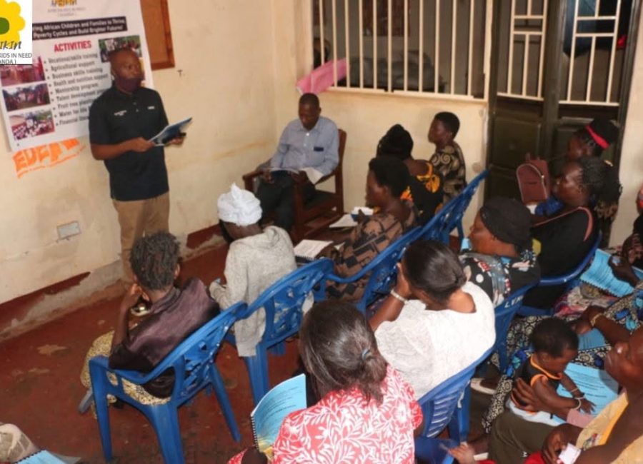 Afrikin in Buikwe, Oeganda: vorming & aanleg van een modeltuin! 737738778_1027074553037564_5147902501982549280_n